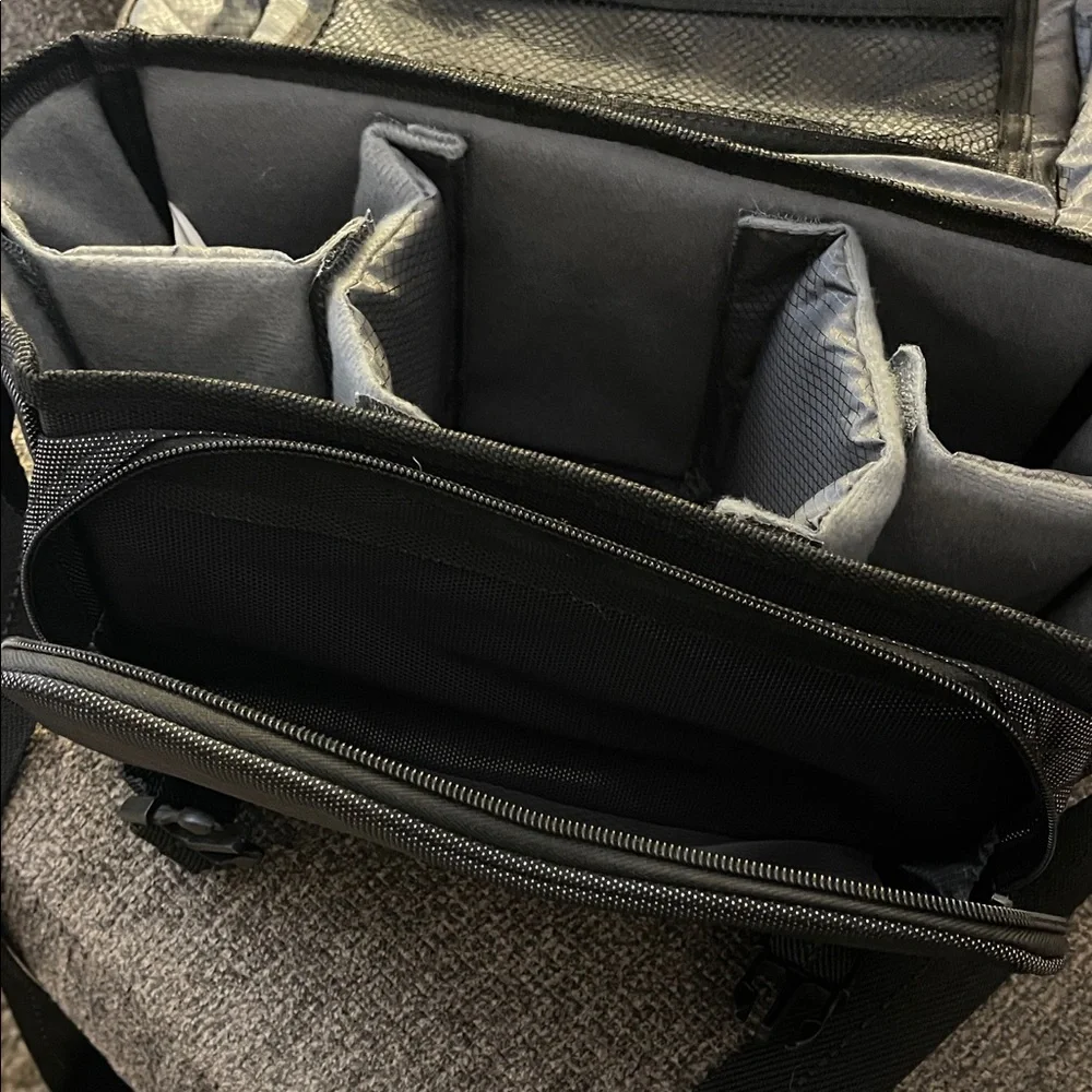 Nikon Black and Gray Messenger Camera Bag - Picture 7 of 8